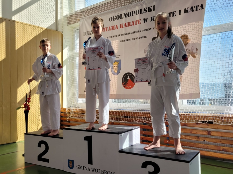 Aleksander Jedynak (pierwszy z lewej) wywalczył w Wolbromiu drugie miejsce